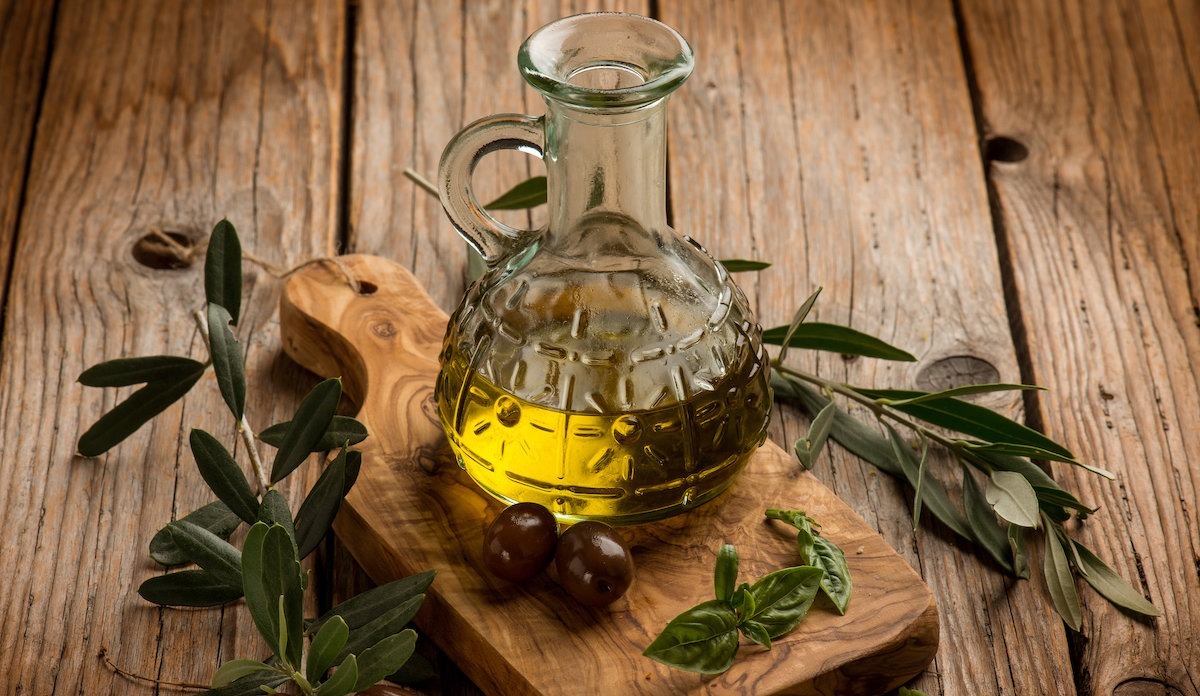 olive oil bottle with leaf and black olives 脂肪-油脂-橄欖油
